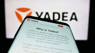 Stuttgart, Almanya - 06-19-2023: Çinli Yadea Group Holding Ltd. şirketinin web sayfası iş logosu önünde ekranda. Telefon ekranının sol üst kısmına odaklan.