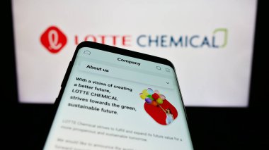 Stuttgart, Almanya - 06-19-2023: İş logosu önünde ekranda Koreli Lotte Chemical Corporation 'ın web sitesi bulunan cep telefonu. Telefon ekranının sol üst kısmına odaklan.