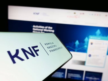 Stuttgart, Almanya - 06-19-2023: Komisja Nadzoru Finansowego (KNF) adlı cep telefonu İnternet sitesi önünde ekranda. Telefon ekranının merkez sağına odaklan.