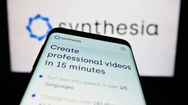 Stuttgart, Almanya - 06-19-2023: İngiliz AI şirketi Synthesia Limited 'in web sitesi ile cep telefonu iş logosu önünde ekranda. Telefon ekranının sol üst kısmına odaklan.