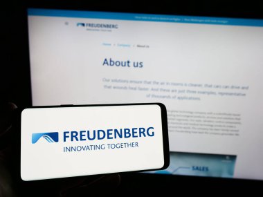 Stuttgart, Almanya - 06-19-2023: Alman şirketi Freudenberg SE 'nin logosunu taşıyan kişi web sitesinin önünde ekranda. Telefon ekranına odaklan.