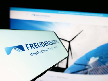 Stuttgart, Almanya - 06-19-2023: Alman Freudenberg SE şirketinin logosunun yer aldığı cep telefonu iş dünyasının web sitesinin önünde ekranda. Telefon ekranının merkez soluna odaklan.