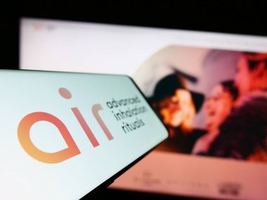 Stuttgart, Almanya - 06-23-2023: Şirket logosu olan akıllı telefon (Gelişmiş Solunum Ritüelleri) iş dünyasının web sitesi önünde ekranda. Telefon ekranının soluna odaklan.
