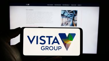 Stuttgart, Almanya - 06-23-2023: Vista Group International Limited şirketinin logosunun bulunduğu cep telefonu web sayfası önünde ekranda. Telefon ekranına odaklan.