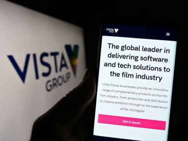 Stuttgart, Almanya - 06-23-2023: Vista Group International Limited şirketinin internet sayfası olan kişi logonun önünde ekranda. Telefon ekranının merkezine odaklan.