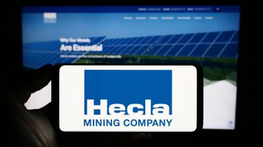 Stuttgart, Almanya - 06-23-2023: ABD 'li Hecla Madencilik Şirketi logosunun bulunduğu cep telefonu web sayfası önünde ekranda. Telefon ekranına odaklan.