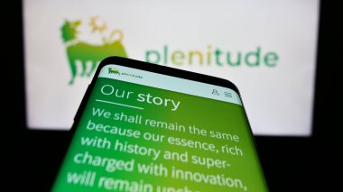 Stuttgart, Almanya - 06-23-2023: Eni Plenitude S.p.A. Societa Benefit şirketinin web sayfalı akıllı telefon iş logosu önünde ekranda. Telefon ekranının sol üst kısmına odaklan.