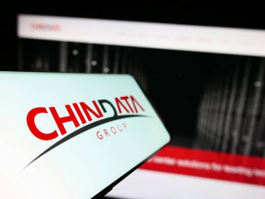 Stuttgart, Almanya - 06-24-2023: Çinli veri merkezi şirketi Chindata Group 'un logosuna sahip akıllı telefon iş sitesinin önünde ekranda. Telefon ekranının soluna odaklan.