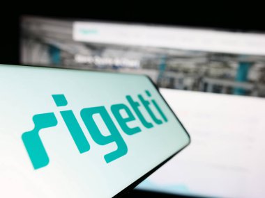 Stuttgart, Almanya - 06-24-2023: Amerikan şirketi Rigetti Computing Inc. 'nin logosu olan cep telefonu iş sitesinin önünde ekranda. Telefon ekranının soluna odaklan.