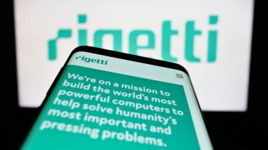 Stuttgart, Almanya - 06-24-2023: ABD 'li Rigetti Computing Inc. şirketinin web sayfası iş logosu önünde ekranda. Telefon ekranının sol üst kısmına odaklan.