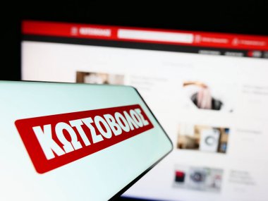 Stuttgart, Almanya - 06-24-2023: Yunan elektronik perakende şirketi Kotsovolos 'un logosuna sahip cep telefonu web sitesinin önünde ekranda. Telefon ekranının merkez soluna odaklan.