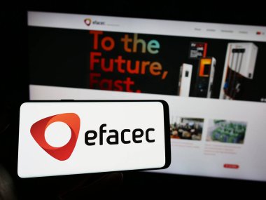 Stuttgart, Almanya - 06-24-2023: Enerji şirketi EFACEC Power Solutions SGPS S.A. 'nın logosunun bulunduğu cep telefonu web sayfası önünde ekranda. Telefon ekranına odaklan.