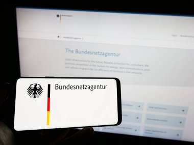 Stuttgart, Almanya - 06-24-2023: Alman yetkili Bundesnetzagentur (BNetzA) logosunun bulunduğu cep telefonu web sayfası önünde ekranda. Telefon ekranına odaklan.