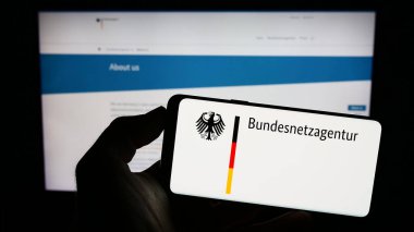 Stuttgart, Almanya - 06-24-2023: Alman yetkili Bundesnetzagentur (BNetzA) logosunun bulunduğu cep telefonu web sayfası önünde ekranda. Telefon ekranına odaklan.