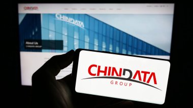 Stuttgart, Almanya - 06-24-2023: Çinli veri merkezi şirketi Chindata Group 'un logosunun bulunduğu cep telefonu web sayfası önünde ekranda. Telefon ekranına odaklan.