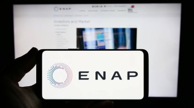 Stuttgart, Almanya - 06-24-2023: Web sitesi önünde ekranda Empresa Nacional del Petroleo (ENAP) şirketinin logosuna sahip akıllı telefon sahibi kişi görülüyor. Telefon ekranına odaklan.