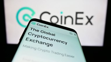 Stuttgart, Almanya - 06-24-2023: Kripto döviz şirketi CoinEx 'in web sitesi olan cep telefonu iş logosu önünde ekranda. Telefon ekranının sol üst kısmına odaklan.