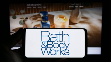 Stuttgart, Almanya - 06-24-2023: ABD 'li perakende şirketi Bath and Body Works Inc.' in logosunu taşıyan kişi web sitesinin önünde ekranda. Telefon ekranına odaklan.