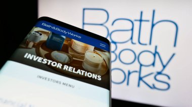 Stuttgart, Almanya - 06-24-2023: ABD 'li perakende şirketi Bath Body Works Inc.' in web sitesi olan akıllı telefon iş logosu önünde ekranda. Telefon ekranının sol üst kısmına odaklan.