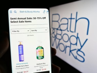 Stuttgart, Almanya - 06-24-2023: ABD 'li perakende şirketi Bath Body Works Inc.' in web sayfası olan cep telefonu logonun önünde ekranda. Telefon ekranının merkezine odaklan.