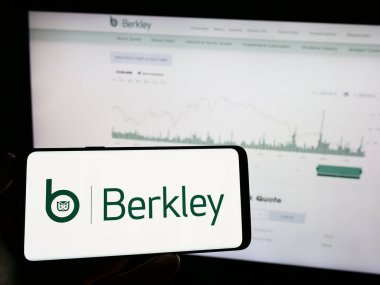 Stuttgart, Almanya - 06-24-2023: ABD 'li sigorta şirketi W.R. Berkley Corporation' ın logosunun bulunduğu cep telefonu web sayfasının önünde ekranda. Telefon ekranına odaklan.