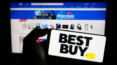 Stuttgart, Almanya - 06-24-2023: ABD 'li elektronik perakende şirketi Best Buy Co. Inc. nin logosunu taşıyan cep telefonu web sayfası önünde ekranda. Telefon ekranına odaklan.