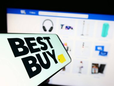 Stuttgart, Almanya - 06-24-2023: İnternet sitesi önünde ekranda Amerikan elektronik perakende şirketi Best Buy Co. Inc. 'nin logosuna sahip akıllı telefon. Telefon ekranının merkezine odaklan.
