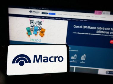 Stuttgart, Almanya - 06-24-2023: Arjantinli finans şirketi Banco Macro S.A. 'nın logosunun bulunduğu cep telefonu web sayfası önünde ekranda. Telefon ekranına odaklan.