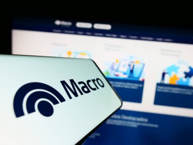 Stuttgart, Almanya - 06-24-2023: Arjantinli finans şirketi Banco Macro S.A. 'nın logolu cep telefonu web sitesinin önünde ekranda. Telefon ekranının merkez sağına odaklan.