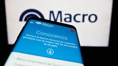 Stuttgart, Almanya - 06-24-2023: Arjantinli finans şirketi Banco Macro S.A. 'nın web sayfası iş logosu önünde ekranda. Telefon ekranının sol üst kısmına odaklan.