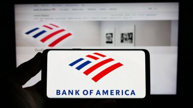 Stuttgart, Almanya - 06-24-2023: ABD 'li Bank of America Corporation şirketinin logosunu taşıyan kişi web sitesinin önünde ekranda. Telefon ekranına odaklan.