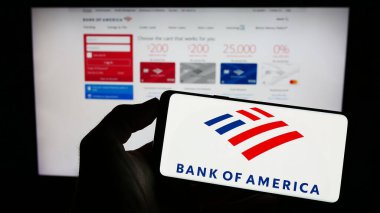 Stuttgart, Almanya - 06-24-2023: Amerikan Bank of America Corporation şirketinin logosunun bulunduğu cep telefonu web sayfası önünde ekranda. Telefon ekranına odaklan.