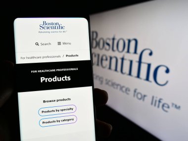 Stuttgart, Almanya - 06-24-2023: ABD 'li Boston Scientific Corporation şirketinin web sayfası logo önünde ekranda. Telefon ekranının merkezine odaklan.