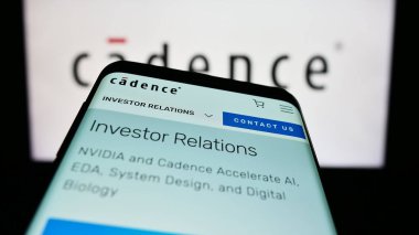Stuttgart, Almanya - 06-24-2023: ABD 'li yazılım şirketi Cadence Design Systems Inc.' in web sitesiyle birlikte logo önünde cep telefonu. Telefon ekranının sol üst kısmına odaklan.