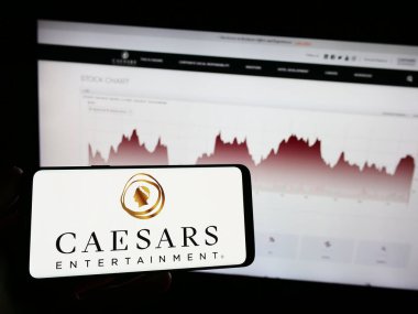 Stuttgart, Almanya - 06-24-2023: Amerikan şirketi Caesars Entertainment Inc. 'in logosunun bulunduğu cep telefonu web sayfası önünde ekranda. Telefon ekranına odaklan.