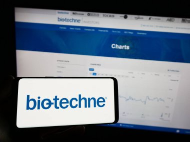 Stuttgart, Almanya - 06-24-2023: ABD 'li hayat bilimleri şirketi Bio-Techne Corporation' ın logosunun bulunduğu cep telefonu web sayfası önünde ekranda. Telefon ekranına odaklan.