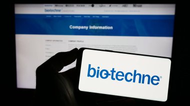 Stuttgart, Almanya - 06-24-2023: ABD 'li hayat bilimleri şirketi Bio-Techne Corporation' ın logosunu taşıyan kişi web sitesinin önünde ekranda. Telefon ekranına odaklan.