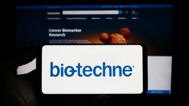 Stuttgart, Almanya - 06-24-2023: ABD 'li hayat bilimleri şirketi Bio-Techne Corporation' ın logosunun bulunduğu cep telefonu web sayfası önünde ekranda. Telefon ekranına odaklan.