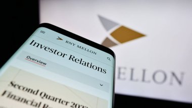 Stuttgart, Almanya - 06-24-2023: The Bank of New York Mellon Corporation 'ın (BNY) web siteli akıllı telefon iş logosu önünde ekranda. Telefon ekranının sol üst kısmına odaklan.