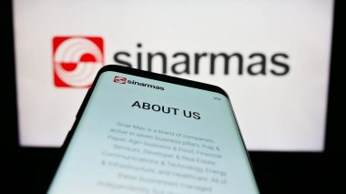 Stuttgart, Almanya - 04-23-2023: Endonezya holdingi Sinar Mas Group 'un web sitesi olan cep telefonu iş logosu önünde ekranda. Telefon ekranının sol üst kısmına odaklan.
