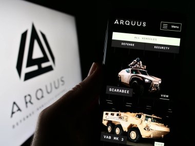 Stuttgart, Almanya - 04-23-2023: Fransız savunma şirketi Arquus SAS 'ın internet sayfası olan cep telefonu, iş logosu önünde ekranda. Telefon ekranının merkezine odaklan.
