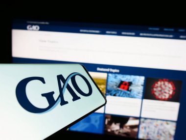 Stuttgart, Almanya - 04-23-2023: Sitenin önünde ekranda ABD Devlet Muhasebe Ofisi (GAO) logosu bulunan cep telefonu. Telefon ekranının merkez sağına odaklan.