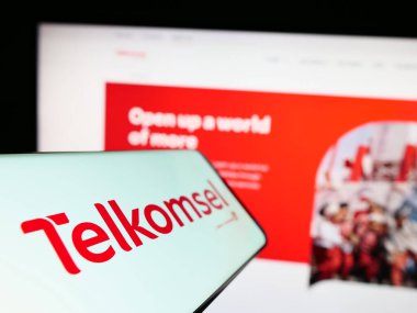 Stuttgart, Almanya - 04-24-2023: İnternet sitesi önünde ekranda PT Telekomunikasi Selular (Telkomsel) şirketinin logosuna sahip akıllı telefon. Telefon ekranının merkez soluna odaklan.