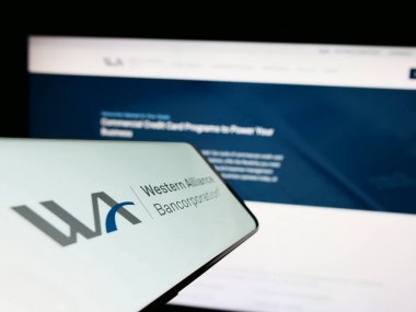 Stuttgart, Almanya - 04-24-2023: ABD 'li Western Alliance Bancorporation şirketinin logosunun yer aldığı cep telefonu iş sitesi önünde ekranda. Telefon ekranının merkezine odaklan.