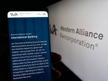 Stuttgart, Almanya - 04-24-2023: ABD 'li Western Alliance Bancorporation şirketinin logosunu taşıyan kişi web sitesinin önünde ekranda. Telefon ekranına odaklan.
