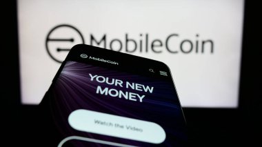 Stuttgart, Almanya - 04-24-2023: ABD 'li şifreleme şirketi MobileCoin Inc.' in web sayfalı akıllı telefon, iş logosu önünde ekranda. Telefon ekranının sol üst kısmına odaklan.