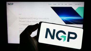 Stuttgart, Almanya - 04-24-2023: İnternet sayfası önünde ekranda NGP Energy Capital Management LLC logosu bulunan kişi. Telefon ekranına odaklan.