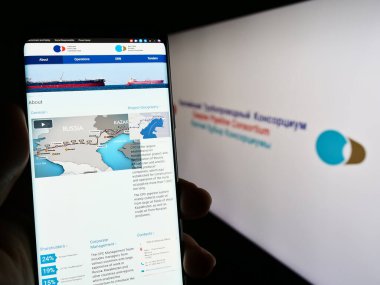 Stuttgart, Almanya - 04-25-2023: Logo önünde ekranda Hazar Boru Hatları Konsorsiyumu (CPC) web sitesi bulunan kişi. Telefon ekranının merkezine odaklan.