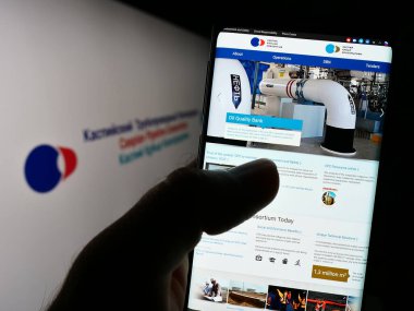 Stuttgart, Almanya - 04-25-2023: Kaspiyan Boru Hattı Konsorsiyumu 'nun (CPC) web sayfası logonun önünde bulunan kişi. Telefon ekranının merkezine odaklan.
