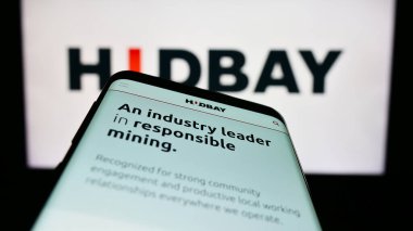 Stuttgart, Almanya - 04-26-2023: Kanadalı maden şirketi Hudbay Minerals Inc. 'in web sitesi ile birlikte ticari logo önünde ekranda. Telefon ekranının sol üst kısmına odaklan.
